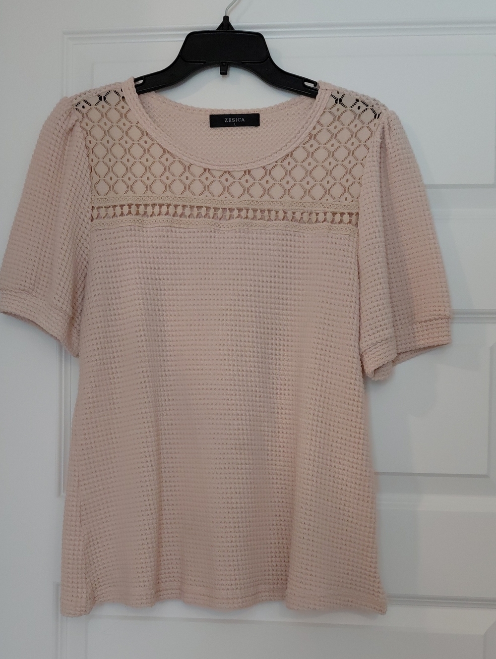 Zesica Women's Blush Pink Crochet Yoke Short Sleeve Top - Soft Knit